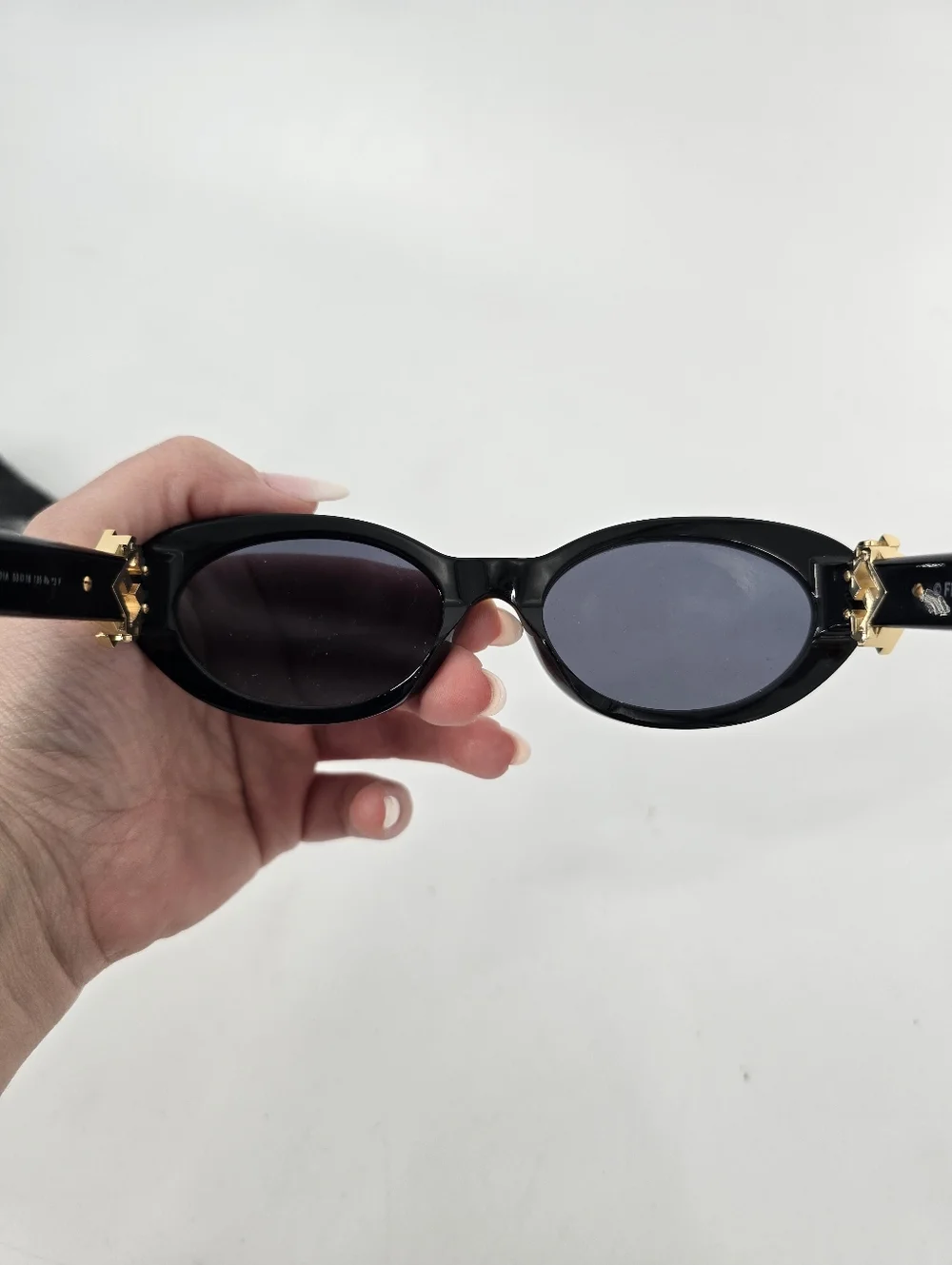 Fendi FE40140U Black Frame Oval Sunglasses with Pouch - Picture 7 of 8